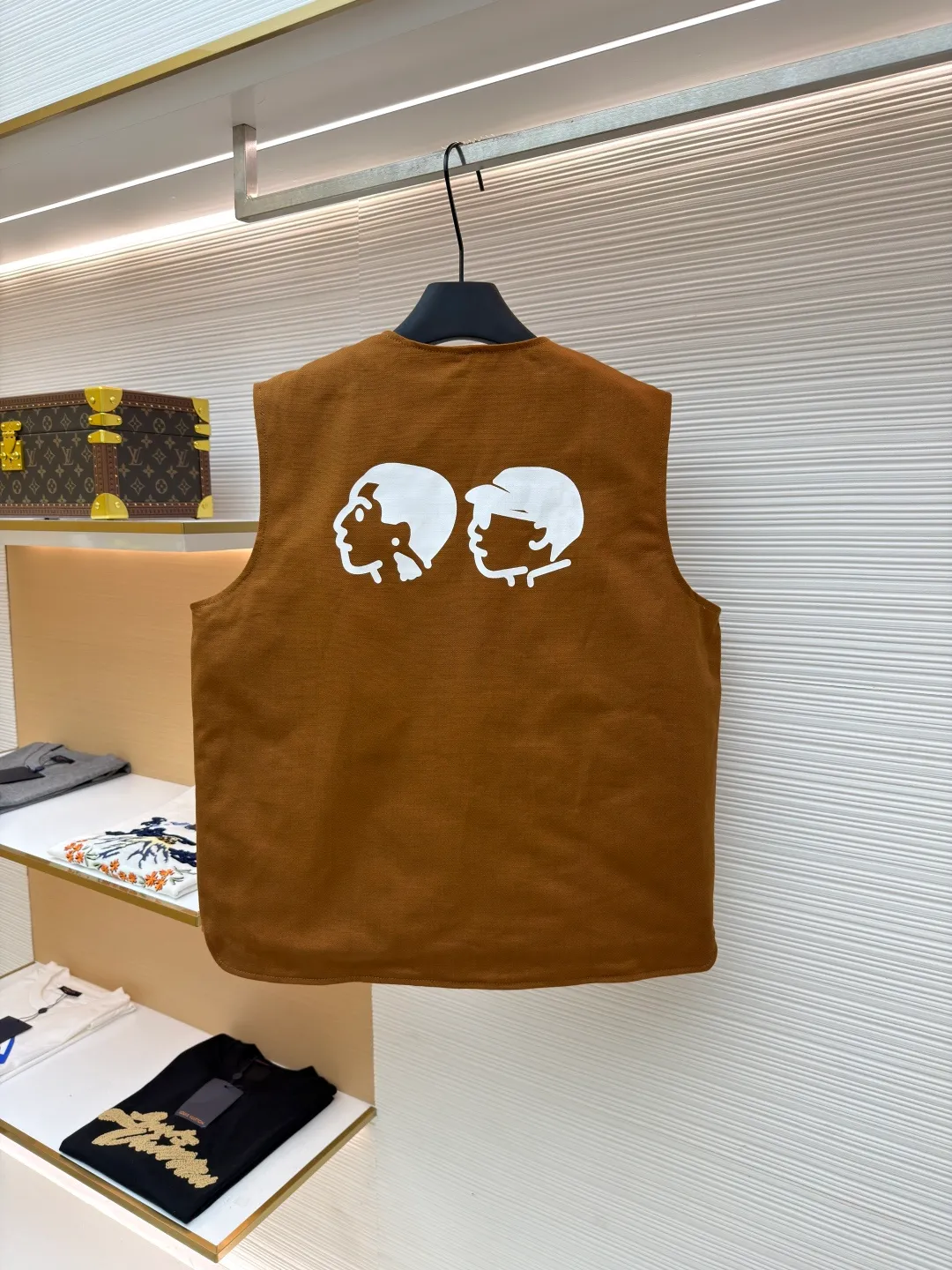 LOUIS VUITTON Nigo joint portrait work vest ●Original version: Purchased and developed for 16999 ●Item number: 1681331-B75 ●Fabric: denim fabric ●Technology: printing production ●Color: brown ●Version: fitted version ●Weight: about 785 grams ●Size: S-M-L-XL ●Description: Made of high-quality brown twill fabric, the texture is crisp and wear-resistant. The stability and texture of the fabric are ensured through fine weaving technology, which provides good support for the vest. The brand logo embroidery on the left uses a combination of bead embroidery and thread embroidery. The beads are arranged regularly, the embroidery stitches are fine, the pattern has a strong three-dimensional effect, and it is perfectly integrated with the fabric, highlighting the brand's luxurious craftsmanship. It adopts three-dimensional tailoring to fit the human body shape, making it comfortable to wear and fashionable. Double-thread reinforcement technology is used during sewing, the seams are smooth and compliant, the stitch spacing is even, and the lines are straight, reflecting the exquisite level of garment making. The buttons on the pockets are custom-made metal buttons with a smooth surface and brand details, high-quality texture and strong durability; the zipper is also customized by the brand, with the zipper puller bearing the brand logo, and the zipper is smooth and easy to pull. The quilted lining on the inside not only increases the warmth of the vest, but also improves the overall sophistication. The quilting lines are regular and reflect the meticulous craftsmanship. The design of the large pockets is both practical and decorative, with neat stitching on the edges of the pockets; the lines of the neckline and body are simple and elegant, and the overall craftsmanship details reflect the brand's high-end production standards. The overall wiring is straight and delicate, the fabric is comfortable and soft, and the color is consistent without color difference. It can be matched with the same style to create a fashionable look and control various occasions. Customized accessories, complete with three standards, same style for men and women!